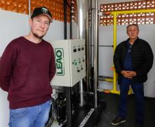 Vizinhos compartilham biodigestor para produzir energia limpa da suinocultura 