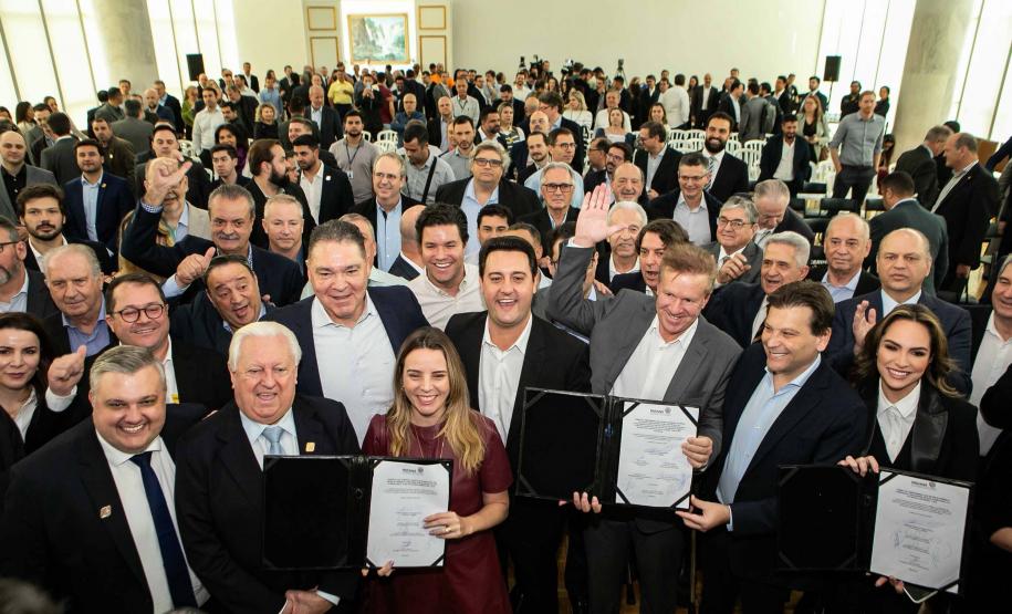 Governador Carlos Massa Ratinho Junior anunciou investimentos de R$ 505 milhões em energia e infraestrutura de gás canalizado para acelerar o crescimento do Paraná.