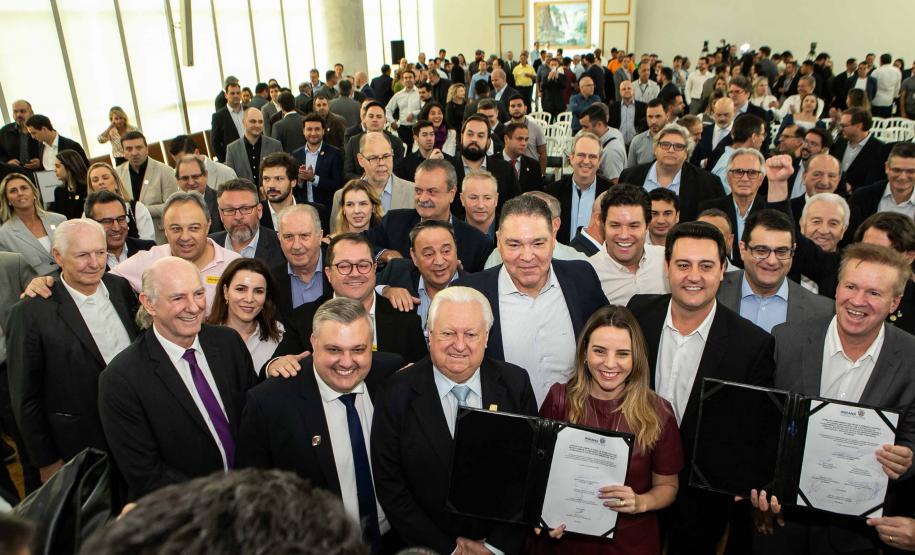 Governador Carlos Massa Ratinho Junior anunciou investimentos de R$ 505 milhões em energia e infraestrutura de gás canalizado para acelerar o crescimento do Paraná.